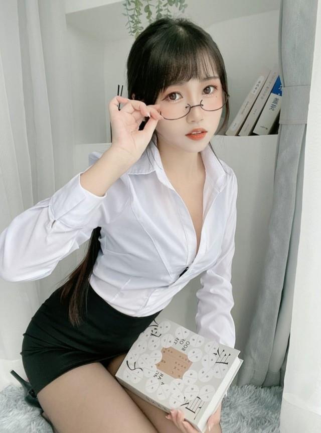 不呆猫 – NO.064 黑丝包臀OL [24P5V-908MB]